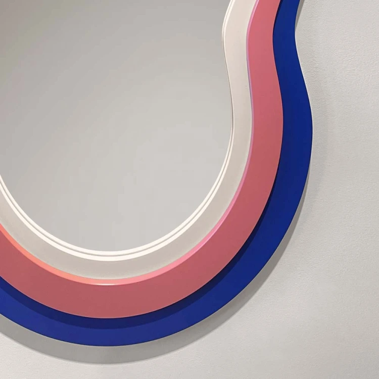 Zbliżenie na dolną część kolorowej ramy lustra Pulso Blue z falą, GieraDesign.
