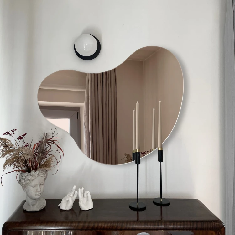 Lustro Plama no.5 brązowe świetnie się komponuje z brązową komodą. | GieraDesign