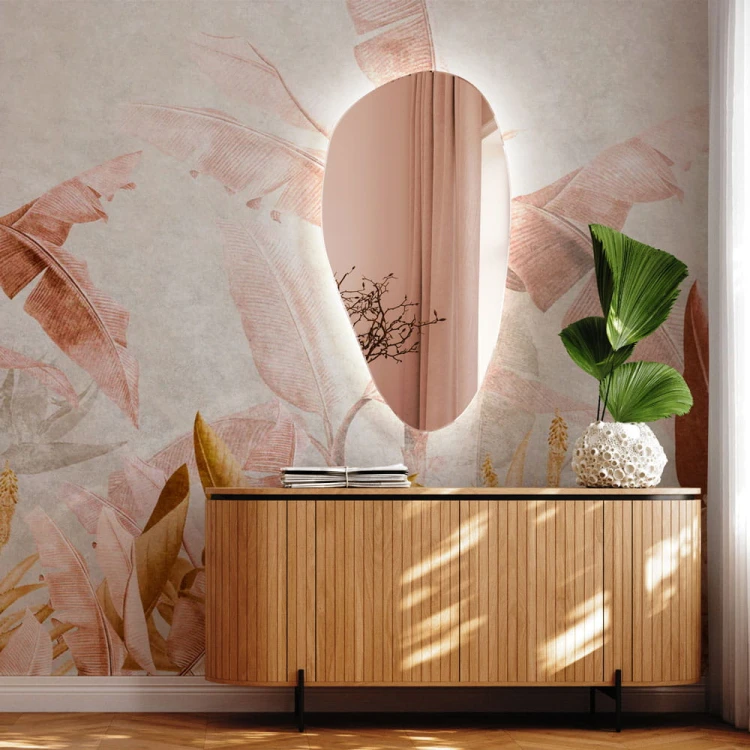 Lustro Plama no.1 miedziane nieregularne podświetlane LED perfekcyjnie komponuje się różową tapetą. | GieraDesign