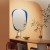 Lustro Isle niebieskie w jadalni na ścianie w kolorze brzoskwiniowym | GieraDesign