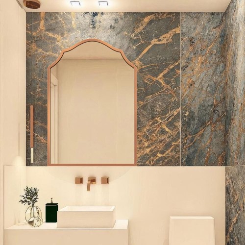 Lustro w stylowej ramie miedzianej Grand Porto na tle szaro miedzianych płytek w nowoczesnej łazience. GieraDesign