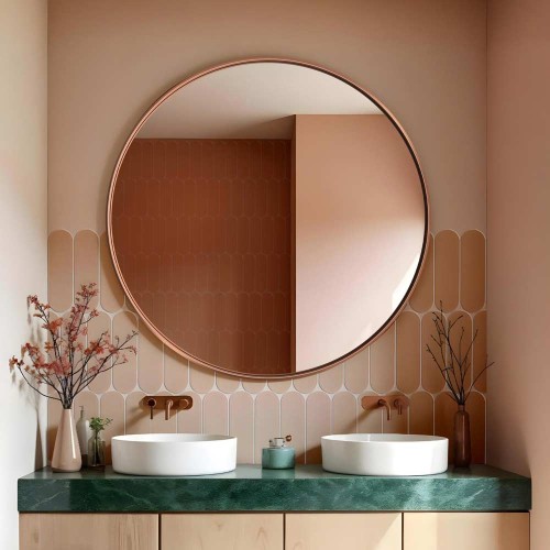 Okrągłe lustro Scandi Slim w miedzianej ramie, zawieszone w nowoczesnej łazience. GieraDesign