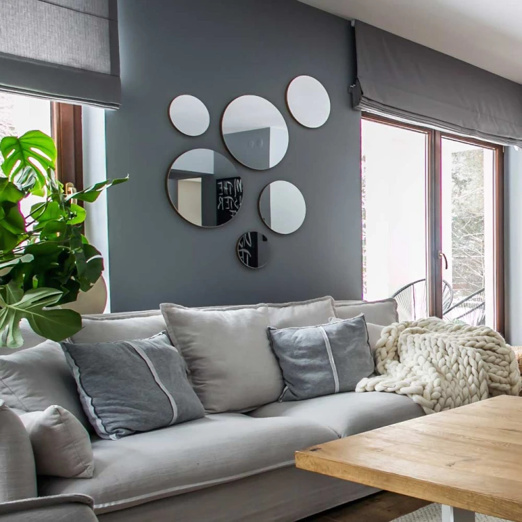 Zestaw luster Trio / 3 kolory na szarej ścianie w salonie, GieraDesign