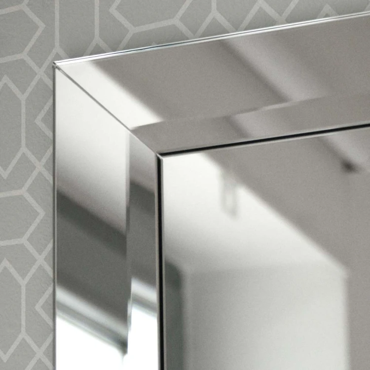 Lustro Satis z ramą lustrzaną - zbliżenie na fazowaną ramę GieraDesign