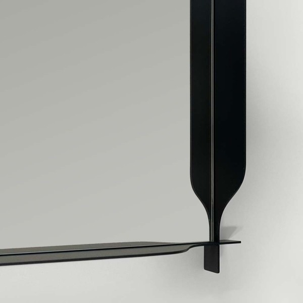 Zbliżenie na metalową rozszerzającą się środkiem czarną ramę lustra Monda Flo prostokątne autorstwa Nikodema Szpunara.