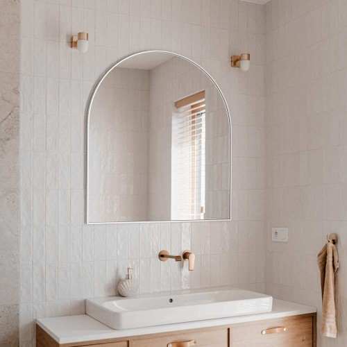 Lustro Portal łukowe białe półowalne w łazience. GieraDesign
