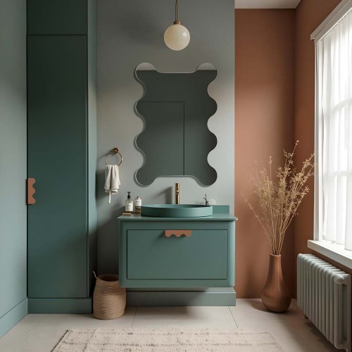 Falowane lustro dekoracyjne Zola w łazience. GieraDesign