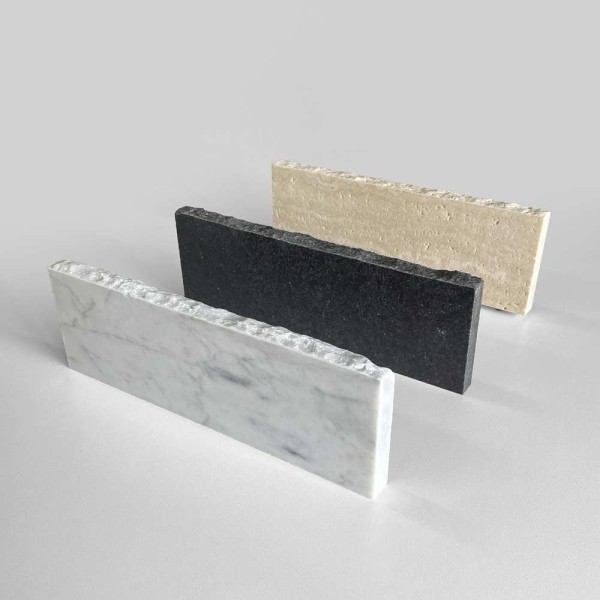 Trzy półki do okrągłego lustra Era, wykonane z naturalnego kamienia: w kolorze białym, beżowym i czarnym.