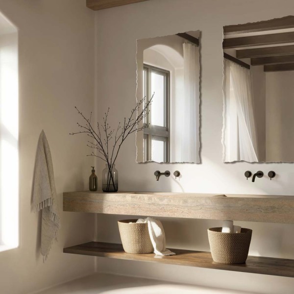 Dwa lustra Era prostokątne z nierównymi krawędziami w minimalistycznej łazience nad umywalką. GieraDesign