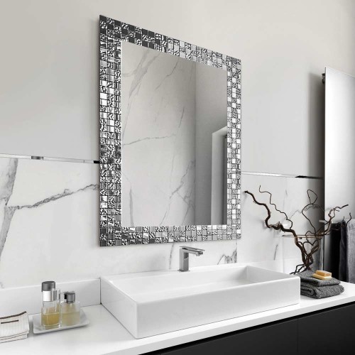 Lustro łazienkowe w srebrnej ramie glamour Aurea SQ nad umywalką w łazience. GieraDesign.