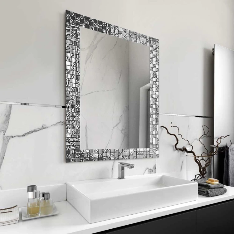 Lustro łazienkowe w srebrnej ramie glamour Aurea SQ nad umywalką w łazience. GieraDesign.