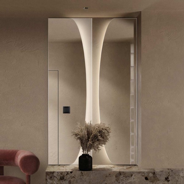 Lustro Between Sand LED wąskie długie piaskowane z podświetleniem w minimalistycznym beżowym przedpokoju. GieraDesign