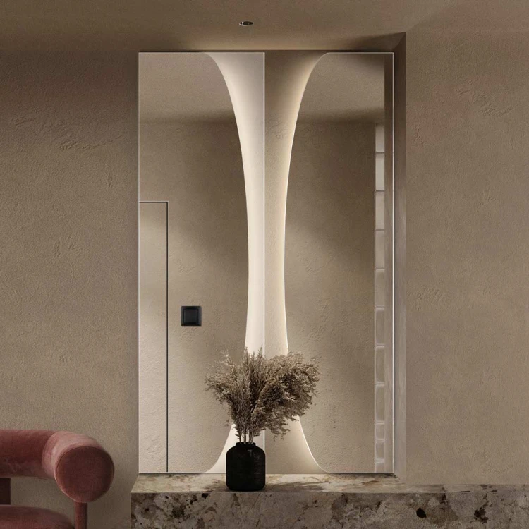 Lustro Between Sand LED wąskie długie piaskowane z podświetleniem w minimalistycznym beżowym przedpokoju. GieraDesign