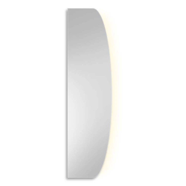 Wąskie lustro do przedpokoju Between LED z zaoblonym jednym bokiem, na białym tle. GieraDesign