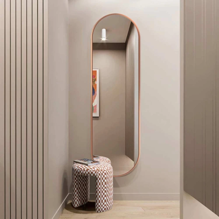 Lustro owalne miedziane Ambient Slim w korytarzu. GieraDesign