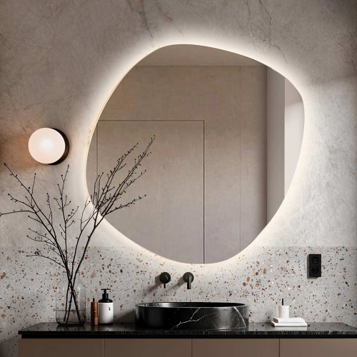 Lustro obłe LED o nieregularnym kształcie Roco Wide w nowoczesnej łazience. GieraDesign