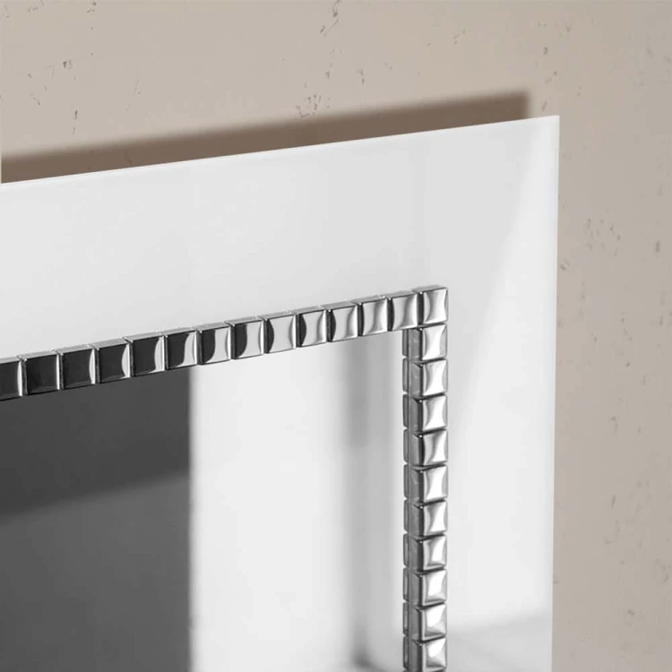 Zbliżenie na białą ramę lustra Bracelet SQ od GieraDesign