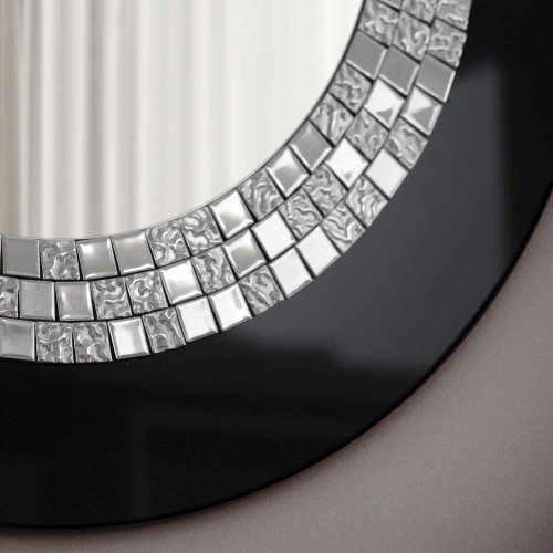 Zbliżenie na czarną połyskującą szklaną ramę lustra Glamour, dekorowaną srebrną szklaną mozaiką. GieraDesign