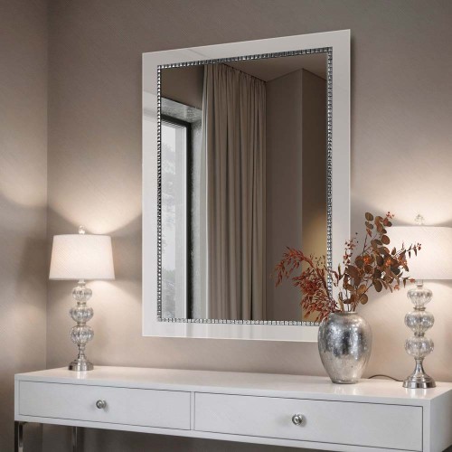 Lustro prostokątne w białej ramie ze srebrną mozaiką, nad konsolą glamour. GieraDesign