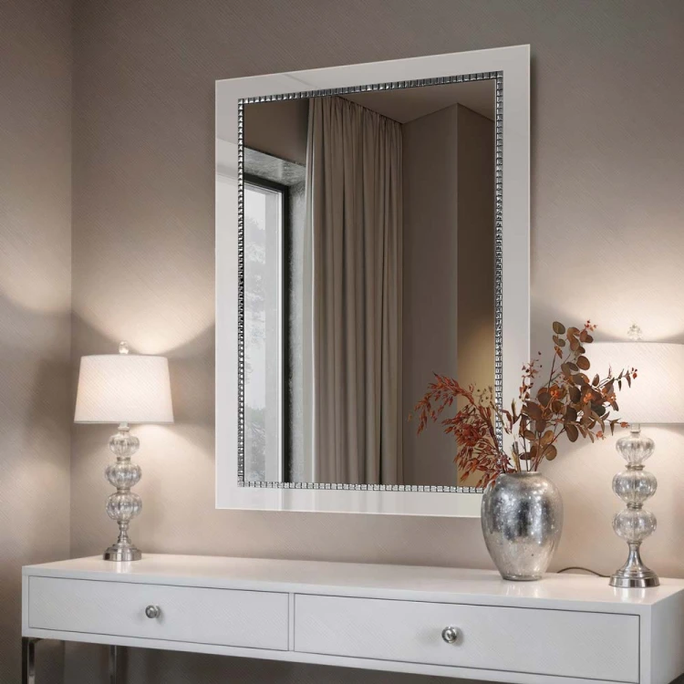 Lustro prostokątne w białej ramie ze srebrną mozaiką, nad konsolą glamour. GieraDesign