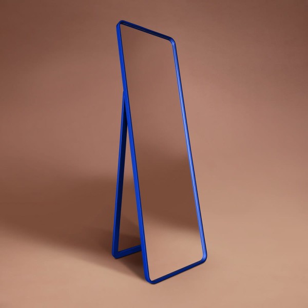 Lustro kobaltowe stojące Billet niebieskie, oparte na nodze zintegrowanej z plecami lustra.  Producent GieraDesign