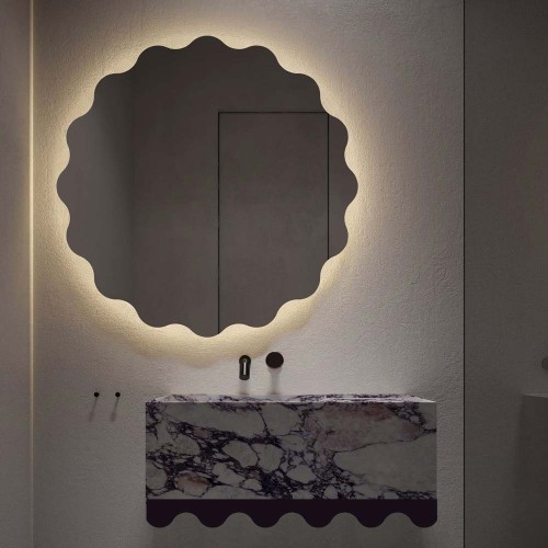 Lustro faliste koło Holly  z podświetleniem LED w minimalistyczne beżowej łazience. GieraDesign