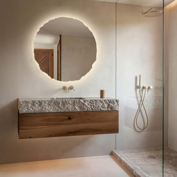 Lustro Era okrągłe podświetlane z nieregularną jakby wyłupaną krawędzią. Lustro łazienkowe zawieszone nad umywalką. GieraDesign