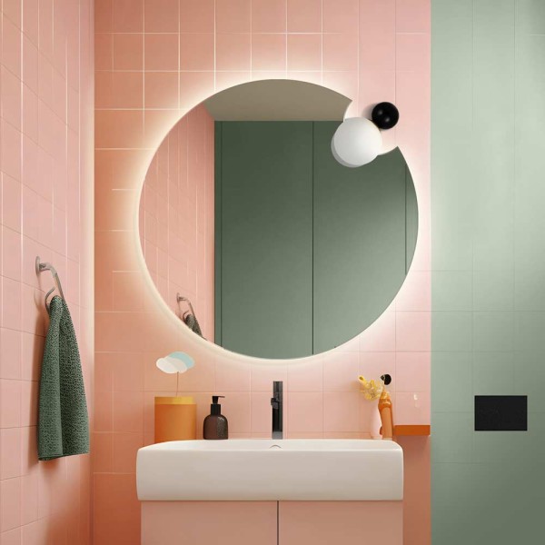 Lustro łazienkowe okrągłe Pico podświetlane z wycięciem na kinkiet. Lustro zawieszone w łazience nad umywalką. GieraDesign