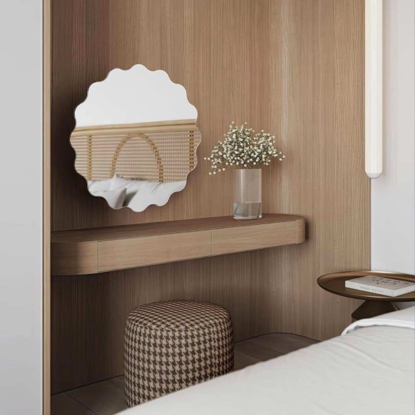 Lustro Holly okrągłe z falowanymi krawędziami, zawieszone nad toaletką w sypialni. GieraDesign