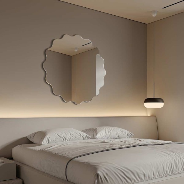 Lustro Holly dekoracyjne okrągłe z pofalowanymi krawędziami. Zawieszone nad łużkiem w jasnej sypialni. GieraDesign