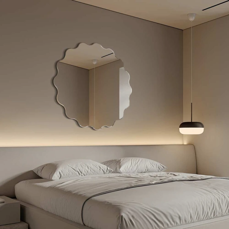 Lustro Holly dekoracyjne okrągłe z pofalowanymi krawędziami. Zawieszone nad łużkiem w jasnej sypialni. GieraDesign