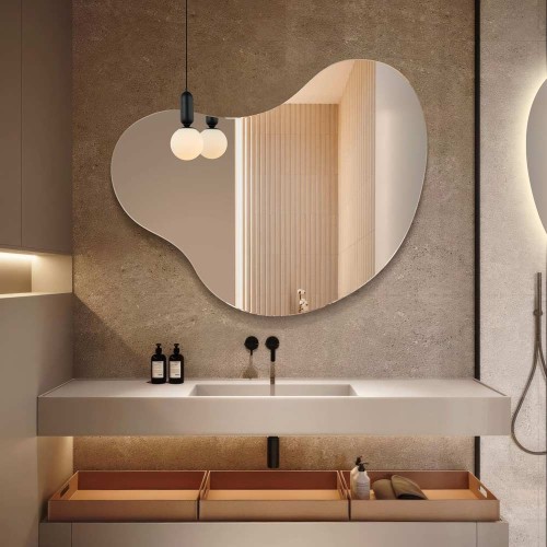 Lustro asymetryczne łazienkowe Plama no.5 od GieraDesign, w nowoczesnej beżowej łazience.