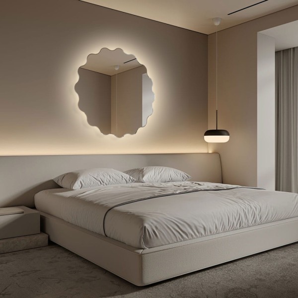 Lustro podświetlane faliste koło Holly nad łóżkiem w sypialni. GieraDesign