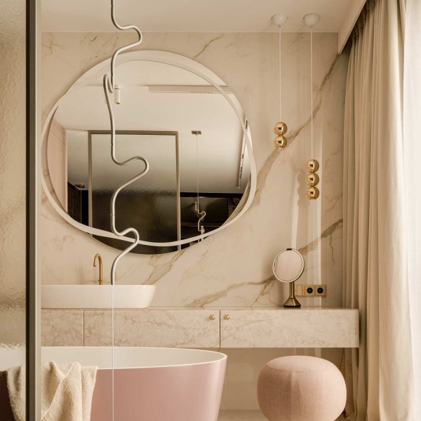 Lustro Banda białe okrągłe w nieregularnej ramie, GieraDesign. Fot.: oniStudio, projekt wnętrza: modeko.studio