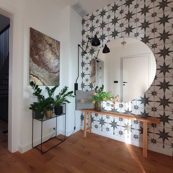 Okrągłe lustro opti white w korytarzu. GieraDesign