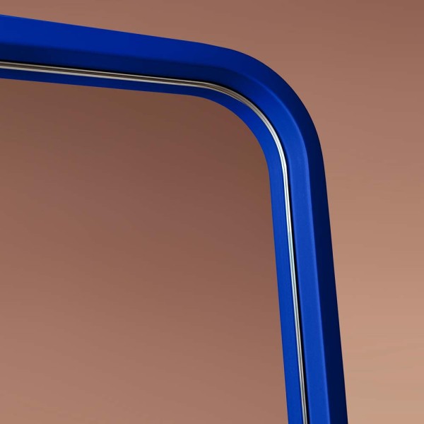 Zbliżenie na część ramy niebieskiego lustra stojącego Billet. Producent GieraDesign