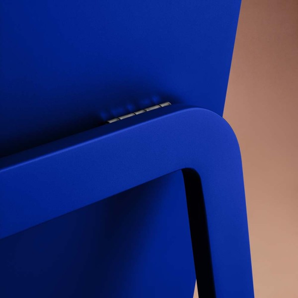 Zbliżenie na część pleców i nogi niebieskiego lustra stojącego Billet. Producent GieraDesign