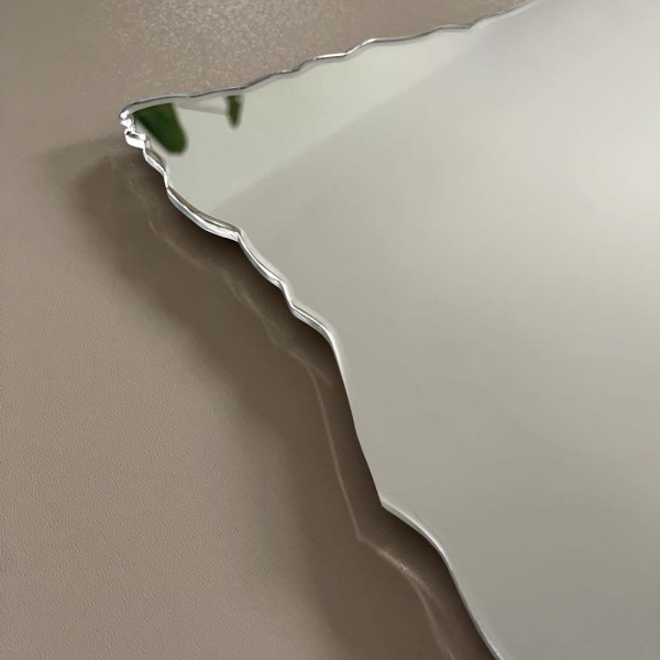 Zbliżenie na nieregularne, łupane i polerowane krawędzie lustra Era. GieraDesign