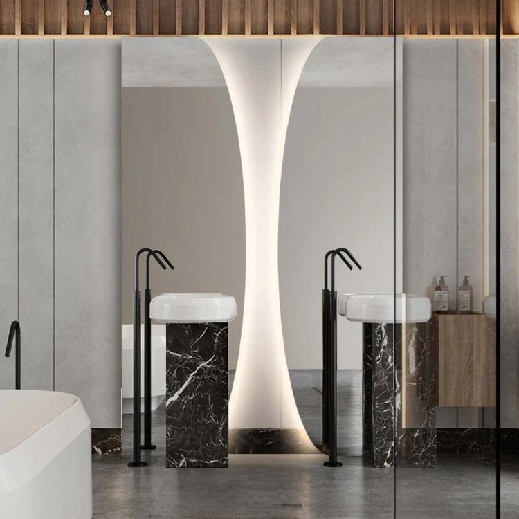 Lustro Between LED wąskie do przedpokoju przedstawione w aranżacji dwóch wąskich luster Between z podświetleniem na jednym boku, w nowoczesnej łazience. GieraDesign