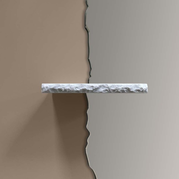 Zbliżenie na półkę z marmuru, w lustrze Era Stone prostokątne. GieraDesigne