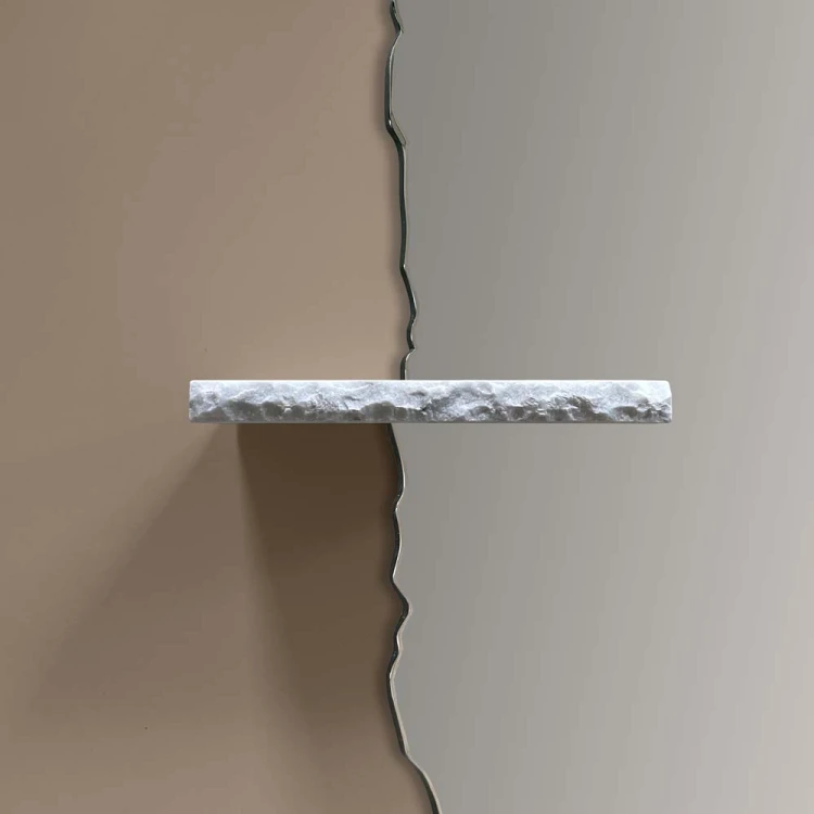 Zbliżenie na półkę z marmuru, w lustrze Era Stone prostokątne. GieraDesigne