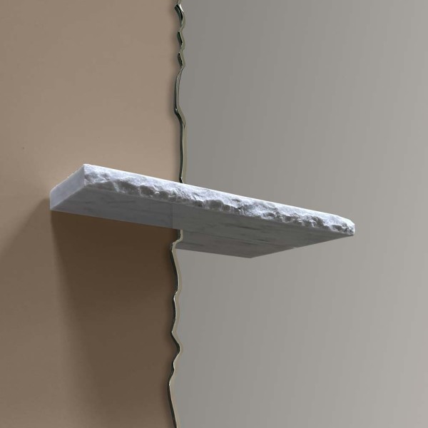 Zbliżenie na półkę z marmuru, w lustrze Era Stone prostokątne. GieraDesigne