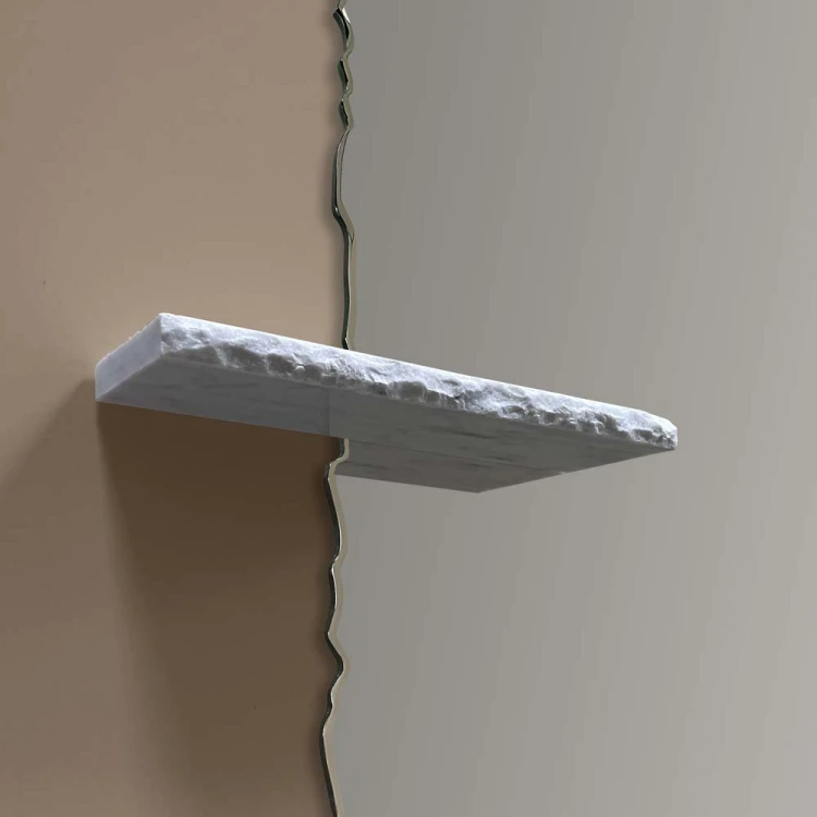 Zbliżenie na półkę z marmuru, w lustrze Era Stone prostokątne. GieraDesigne