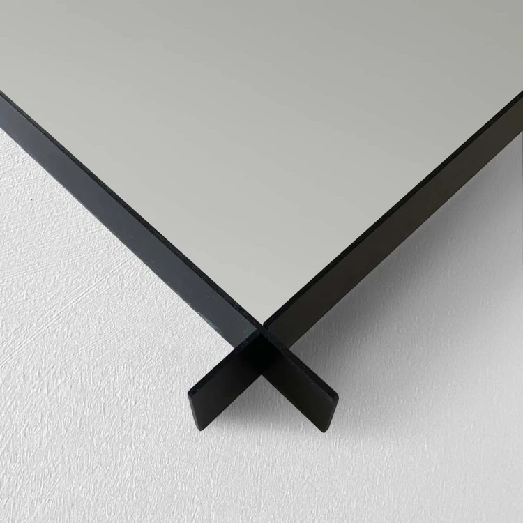 Zbliżenie na detal lustra Monda Slim w czarnej cienkiej ramce. GieraDesign
