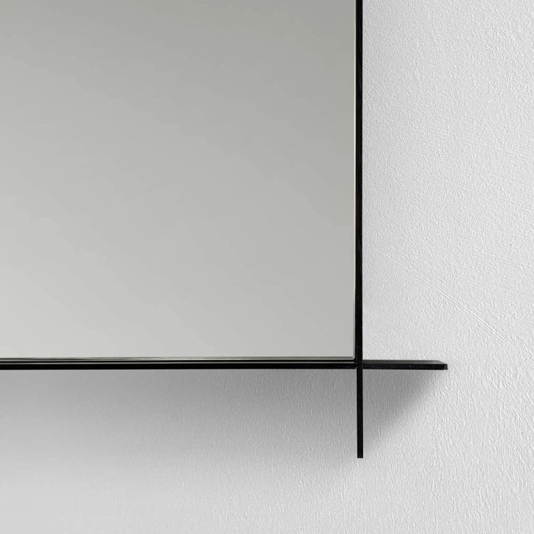 Zbliżenie na detal lustra Monda Slim w czarnej cienkiej ramce. GieraDesign