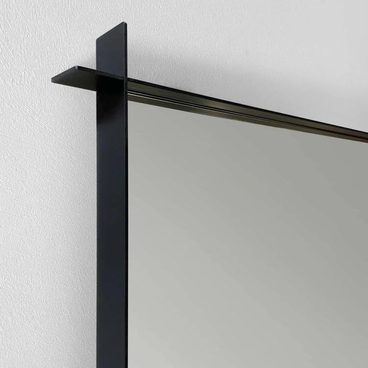 Zbliżenie na detal lustra Monda Slim w czarnej cienkiej ramce. GieraDesign