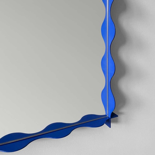 Zbliżenie na detal lustra Monda Wave w niebieskiej ramie. Lustro GieraDesign