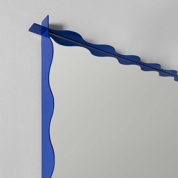 Zbliżenie na detal lustra Monda Wave w niebieskiej ramie. Lustro GieraDesign