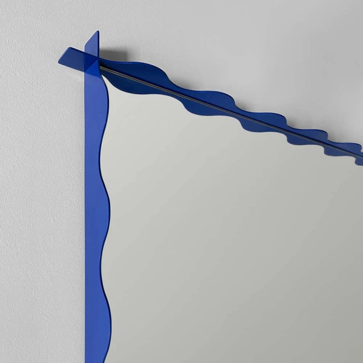 Zbliżenie na detal lustra Monda Wave w niebieskiej ramie. Lustro GieraDesign