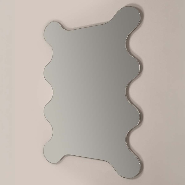 Falowane lustro dekoracyjne Zola od GieraDesign, na beżowym tle.